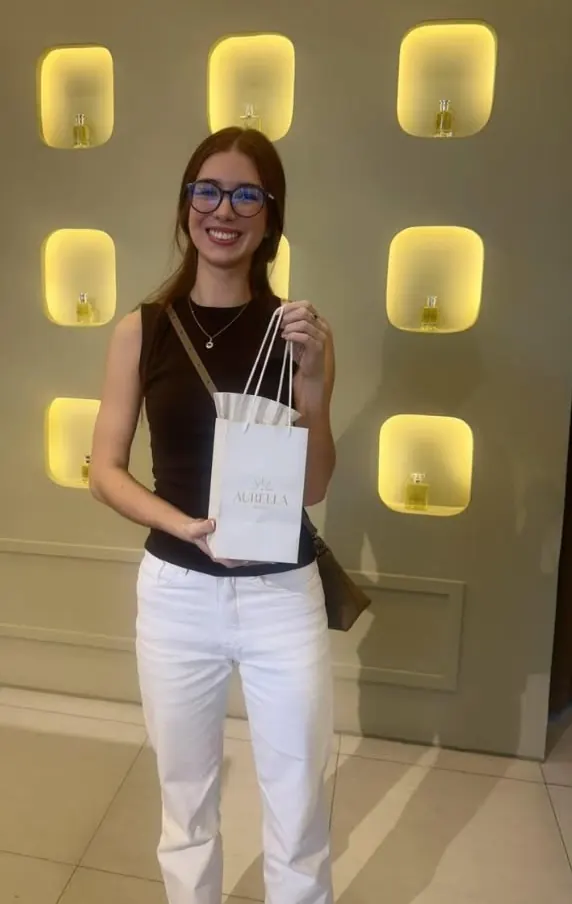 Clienta con su bolsa Aurella junto a la vitrina