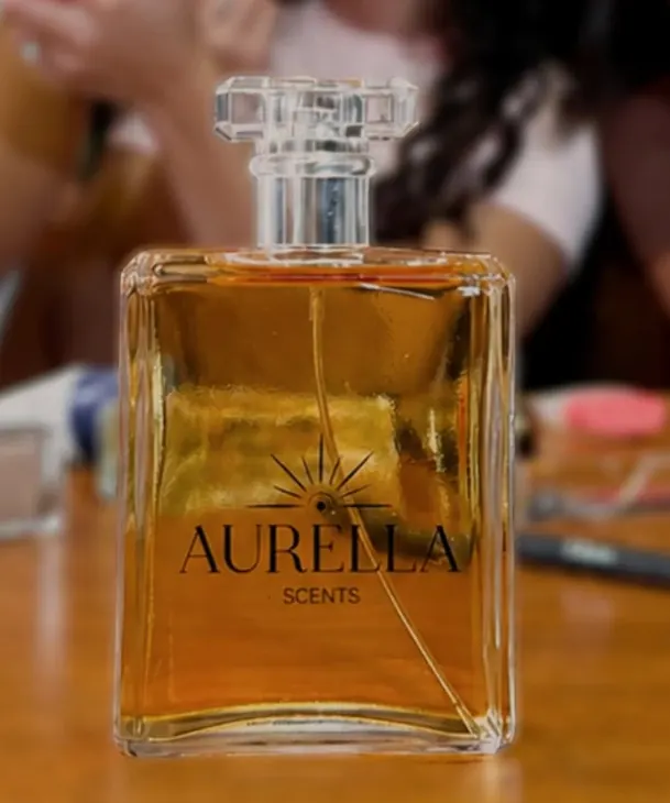 El frasco Aurella de cerca, con la tapa de cristal